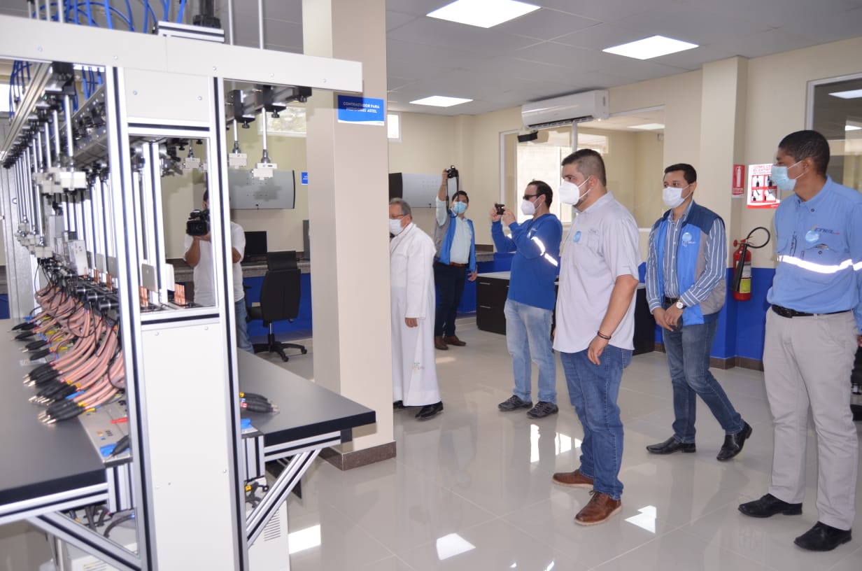 Gobernador Gámez participó de inauguración de laboratorio de medidores de la CNEL Machala