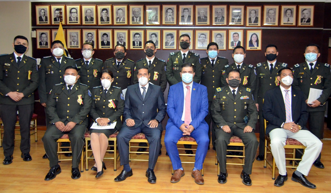 Gobernación de El Oro reconoció a 12 gendarmes de la Unidad Antinarcóticos de la provincia con la Condecoración Pública solemne al mérito profesional