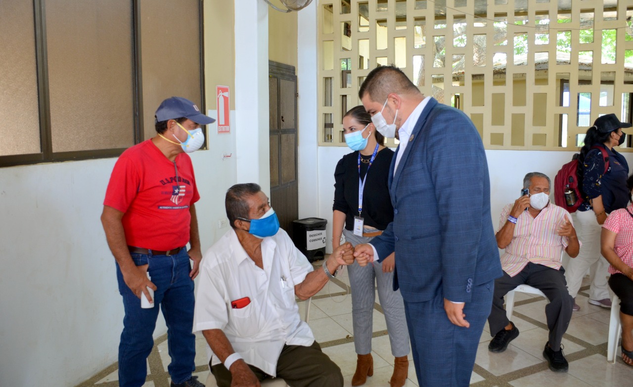 En Machala se inmuniza y se entrega mascarillas a adultos mayores