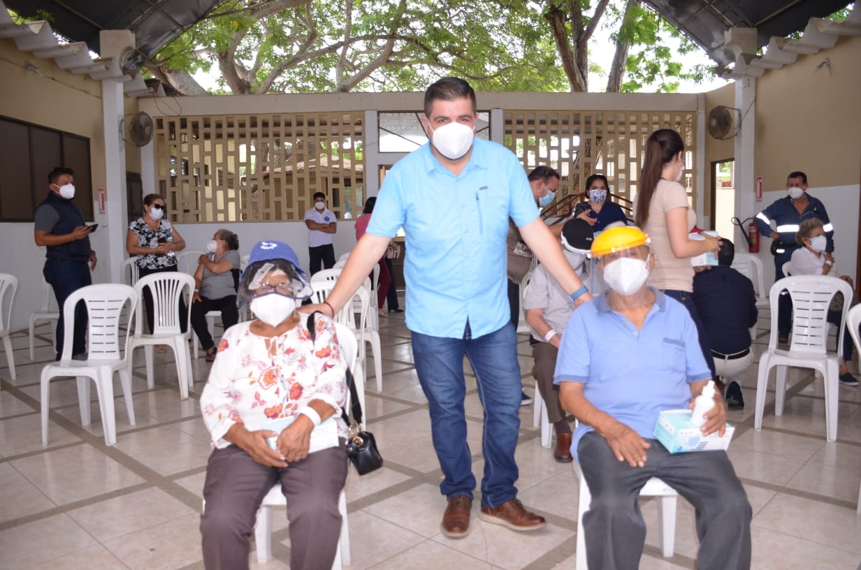 Se habilitarán dos puntos adicionales para vacunación contra el covid-19 en Machala, mientras proceso sigue en Hospital del Sur