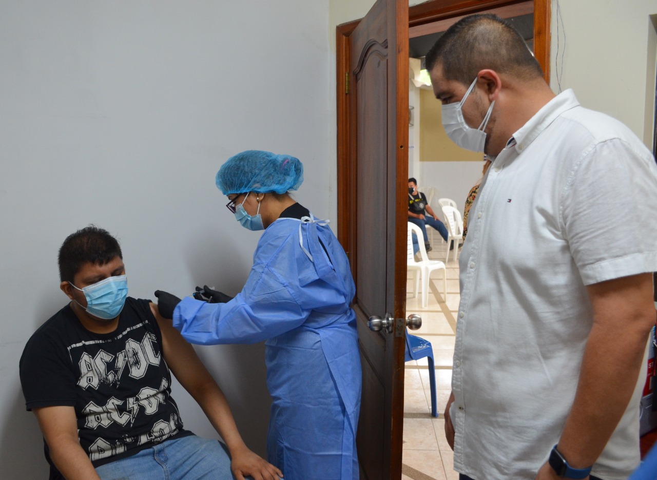 Personal estratégico del municipio de Machala fue inmunizado contra el covid-19